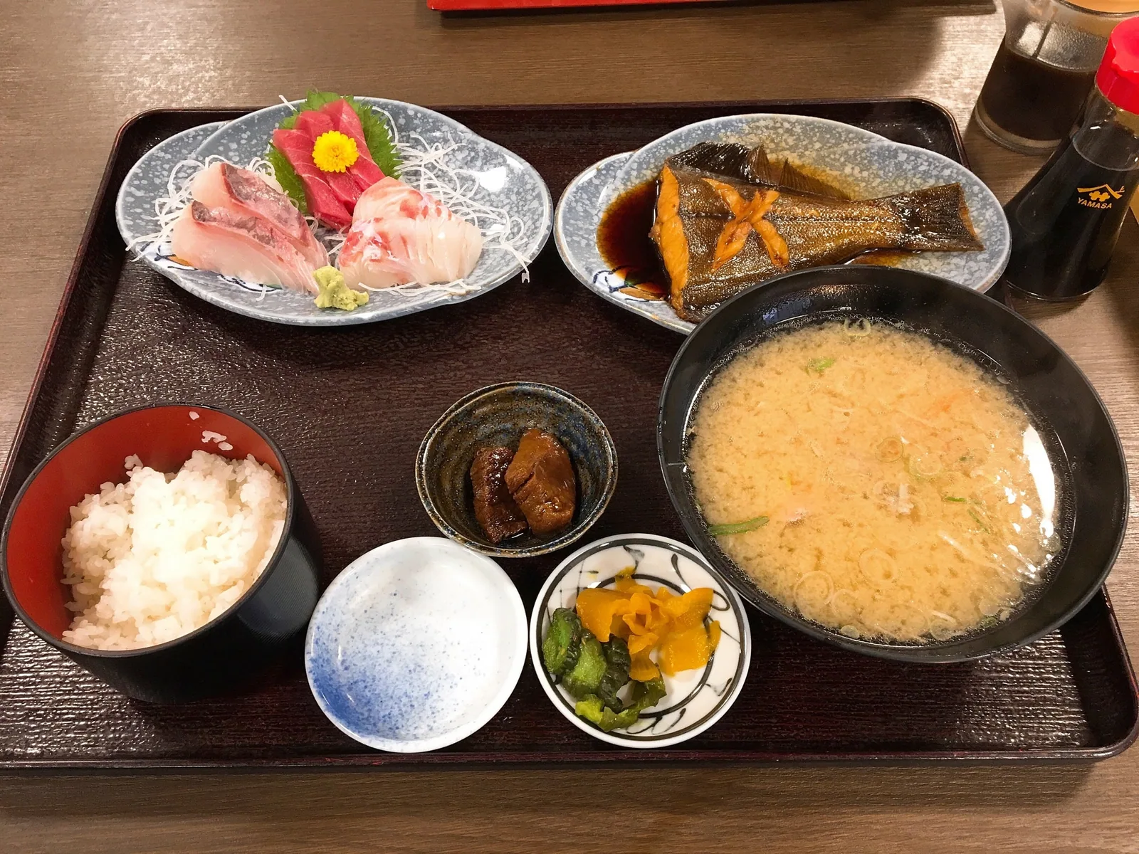 魚屋の回転寿し・地魚料理 島武
