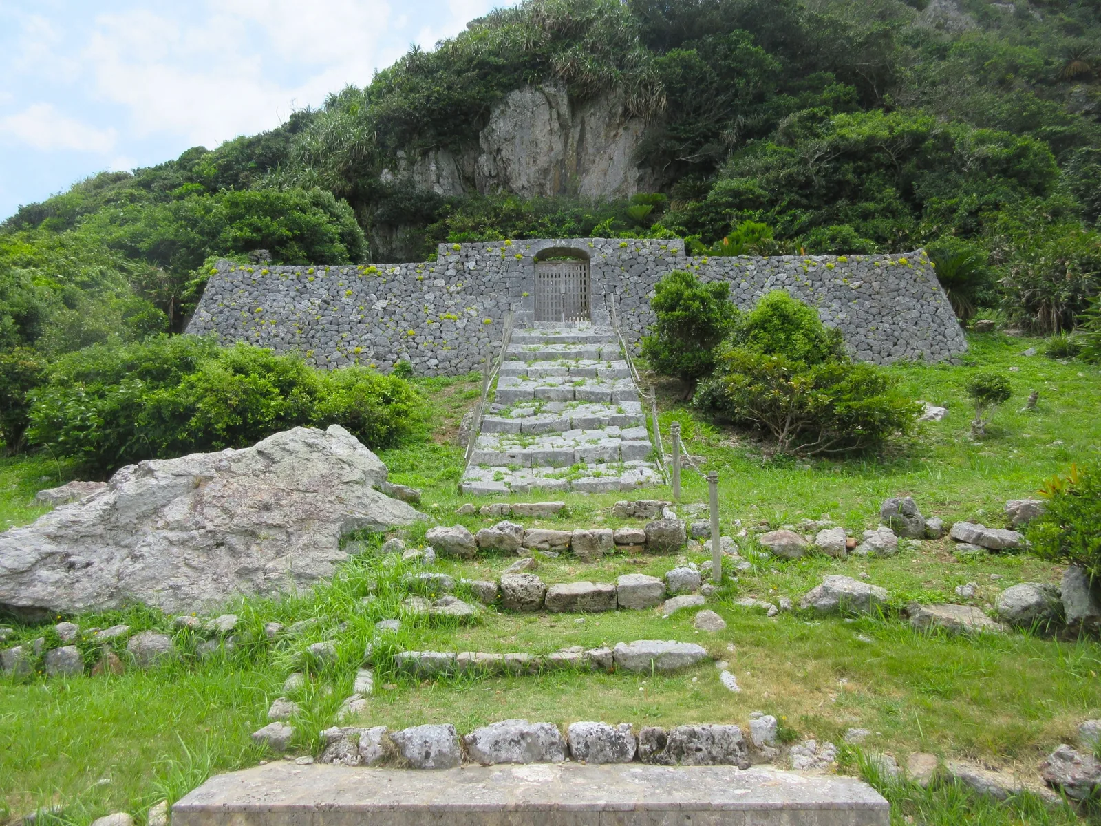 伊是名城跡