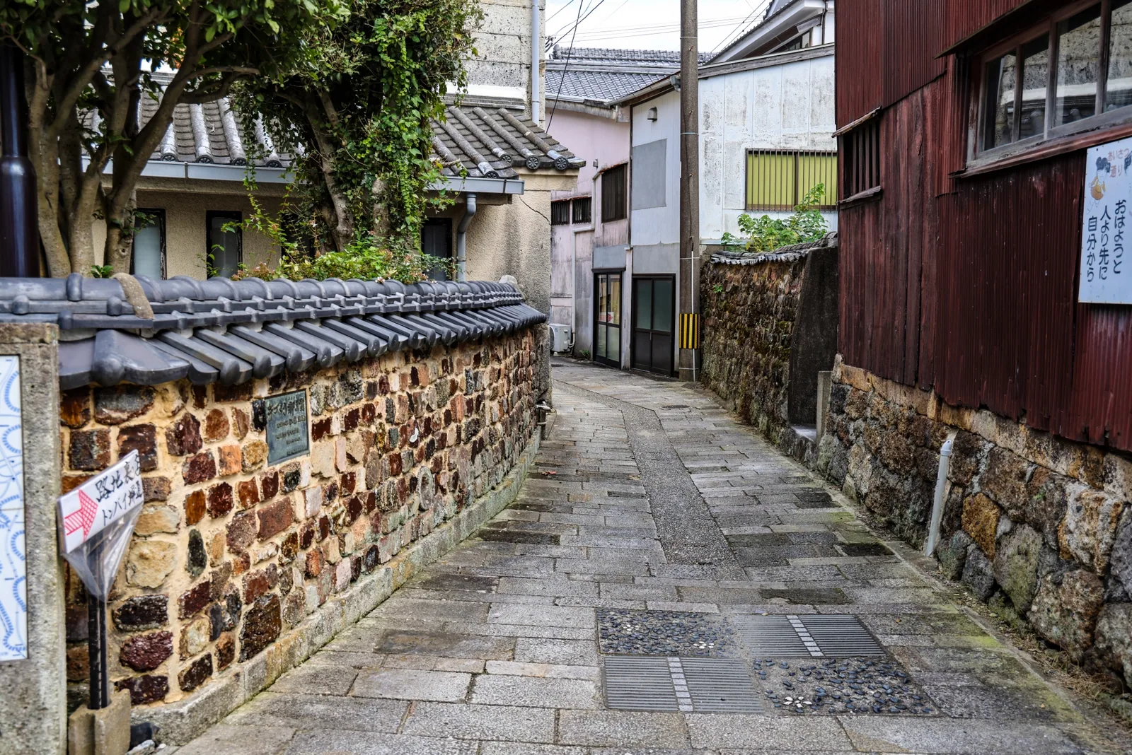 トンバイ塀のある裏通り