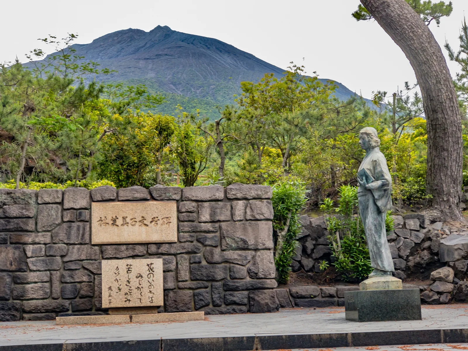 林芙美子文学碑