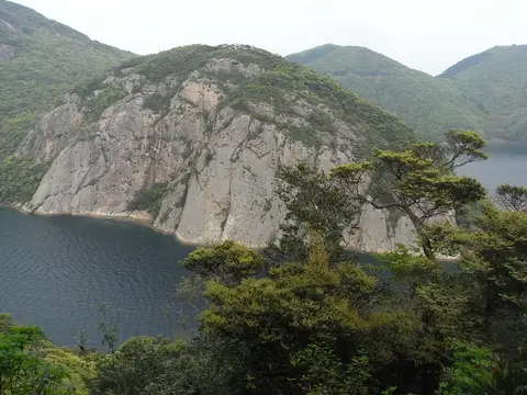 鋸割岩